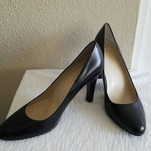 EUC Lauren Ralph Lauren classic 4 in. pumps sz 8.5